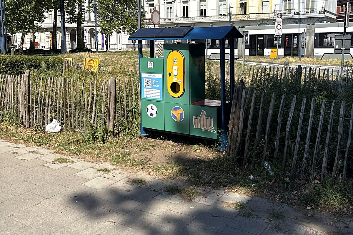 UrbanCubby solar locker station with Sundo sunscreen dispenser in Zuidpark, Ghent
